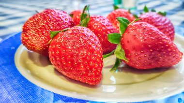 Bir tabakta birkaç çilek