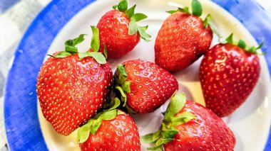 Bir tabakta birkaç çilek