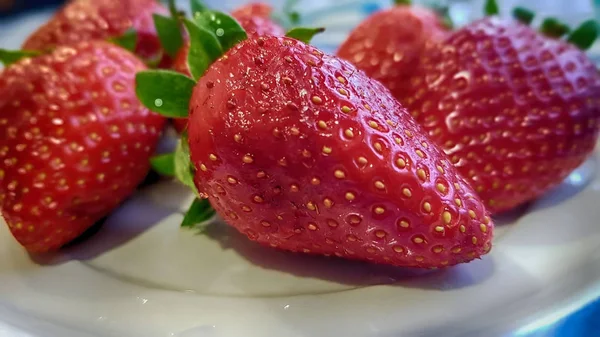 Bir tabakta birkaç çilek