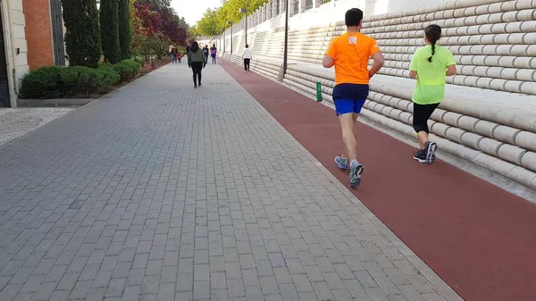 Desportistas amadores correndo em um parque — Fotografia de Stock