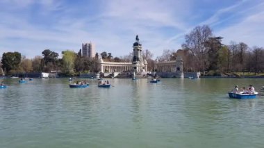 Madrid, İspanya - 17 Nisan: 17 Nisan 2019'da Madrid, İspanya'da Retiro Park'ın teknelerinde yelken açılan lar.