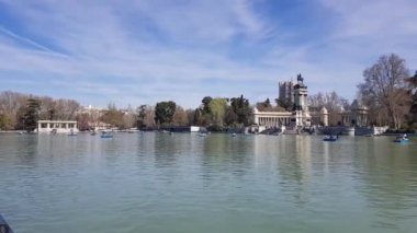 Madrid, İspanya - 17 Nisan: 17 Nisan 2019'da Madrid, İspanya'da Retiro Park'ın teknelerinde yelken açılan lar.