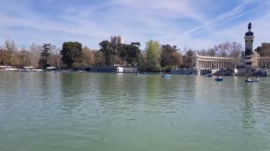 Madrid, İspanya - 17 Nisan: 17 Nisan 2019'da Madrid, İspanya'da Retiro Park'ın teknelerinde yelken açılan lar.