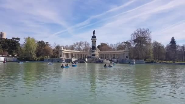 Мадрид Іспанія Квітня Люди Вітрильний Спорт Човнах Ретіро Park Квітня — стокове відео