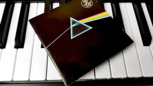 Ayın Dark side albümünün kapağı