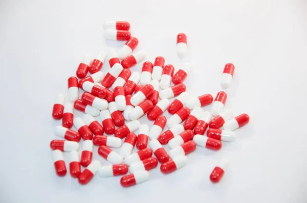 Witte en rode capsules — Stockfoto