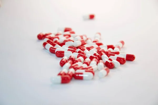 Witte en rode capsules — Stockfoto