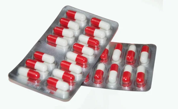 Bianco e rosso pillole isolate — Foto Stock