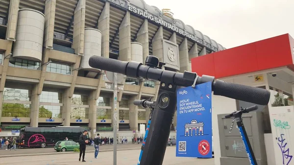 Elektrický skútr v okolí stadionu Santiago Bernabeu — Stock fotografie