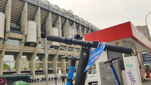 Elektrický skútr v okolí stadionu Santiago Bernabeu — Stock fotografie