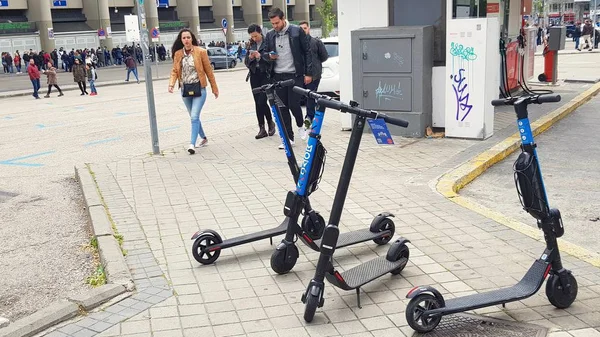 Scooter électrique dans les environs du stade Santiago Bernabeu — Photo