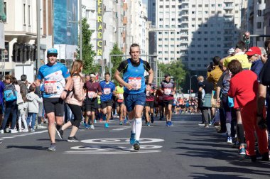 Madrid Maratonu'nda koşucular