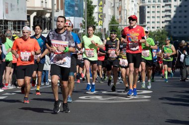 Madrid Maratonu'nda koşucular
