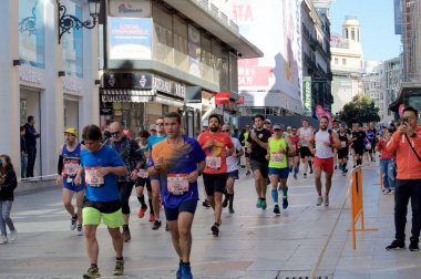 Madrid Maratonu'nda koşucular