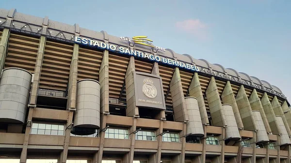 Vista del estadio de fútbol Santiago Bernabeu al atardecer —  Fotos de Stock