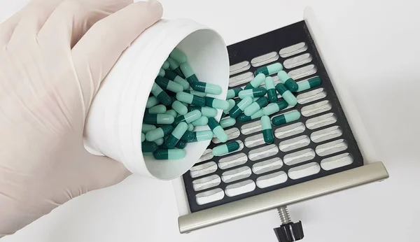 Preparing Prescription Capsules Using Manual Machine Make Capsules — Stock Photo, Image