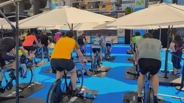 Compétition de rue des cyclistes sur un vélo stationnaire — Photo