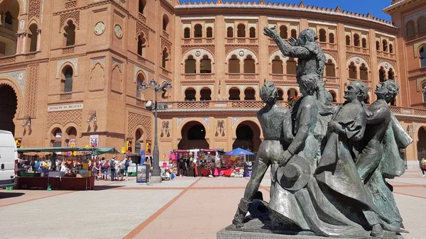 Turistas visitando la Plaza Toros Ventas — Foto de Stock