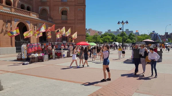Turistas visitando la Plaza Toros Ventas — Foto de Stock