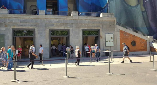 Tourists in the surroundings of the Prado Museum — Stock Photo, Image