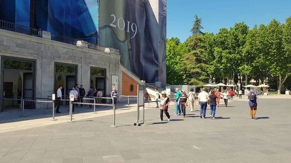 Tourists in the surroundings of the Prado Museum — Stock Photo, Image