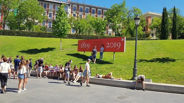 Turistas en los alrededores del Museo del Prado — Foto de Stock