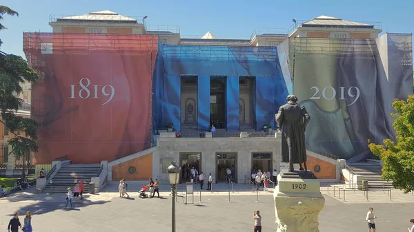 Tourists in the surroundings of the Prado Museum — Stock Photo, Image