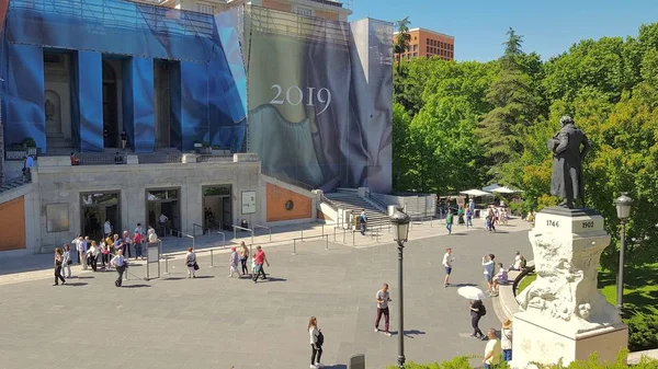 Tourists in the surroundings of the Prado Museum — Stock Photo, Image