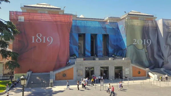 Tourists in the surroundings of the Prado Museum — Stock Photo, Image