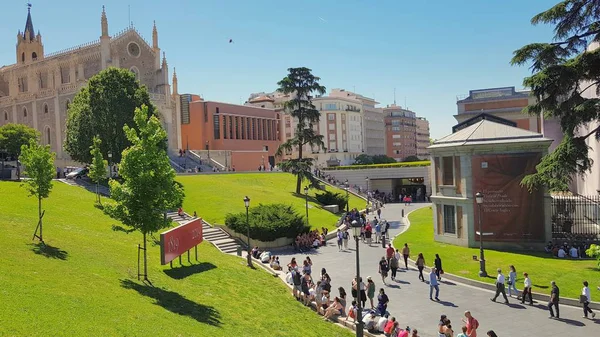 Turistas en los alrededores del Museo del Prado — Foto de Stock