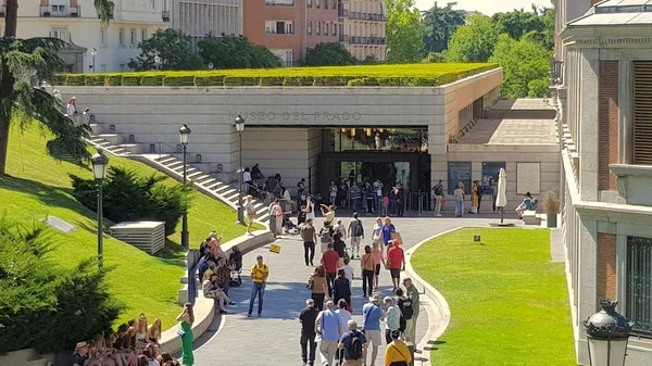 Tourists in the surroundings of the Prado Museum — Stock Photo, Image