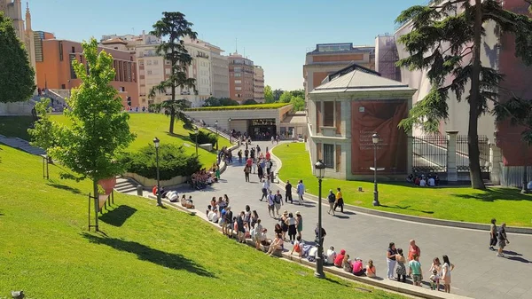 Tourists in the surroundings of the Prado Museum — Stock Photo, Image