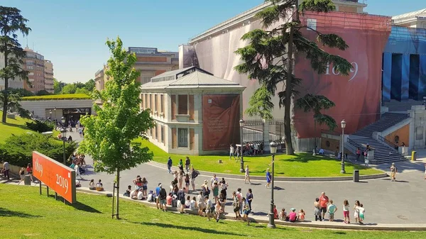 Tourists in the surroundings of the Prado Museum — Stock Photo, Image