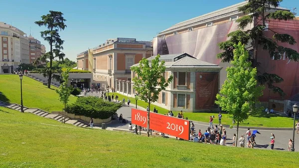 Tourists in the surroundings of the Prado Museum — Stock Photo, Image