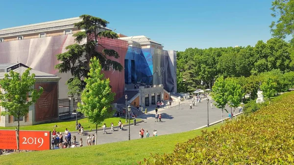 Tourists in the surroundings of the Prado Museum — Stock Photo, Image