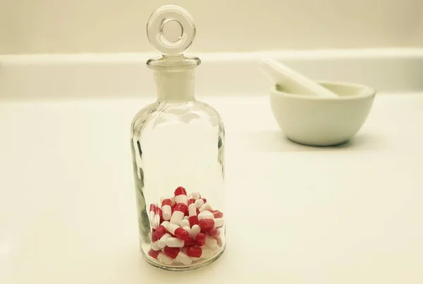 Capsules en bouteille en verre de pharmacie — Photo