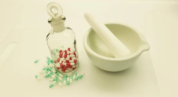 Капсулы в стеклянной бутылке аптеки — стоковое фото
