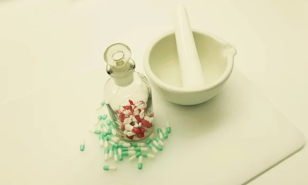 Cápsulas en botella de vidrio de farmacia —  Fotos de Stock