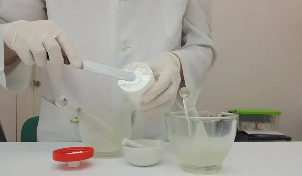 Preparación de una receta en ungüento — Foto de Stock