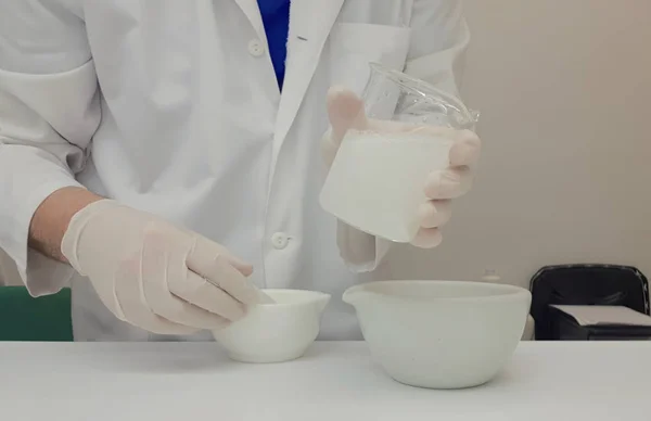 Pharmacist performing a quality control of effervescent tablets — Stock Photo, Image