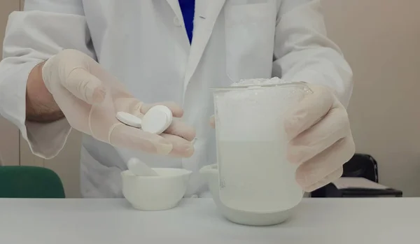 Pharmacist performing a quality control of effervescent tablets — Stock Photo, Image