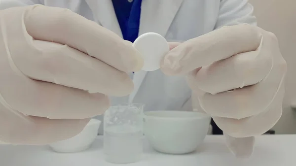 Pharmacist performing a quality control of effervescent tablets — Stock Photo, Image