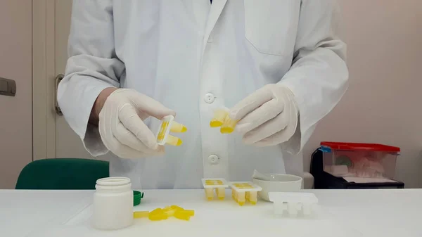 Farmácia fazendo supositórios amarelos — Fotografia de Stock