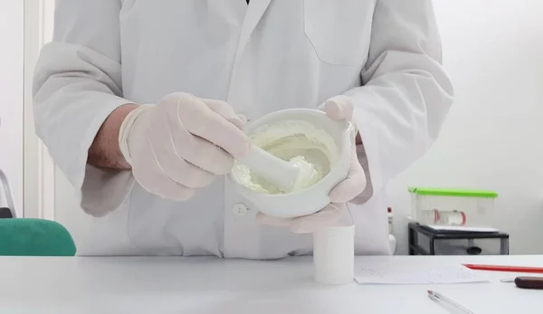 Eczane laboratuvarında krem yapma