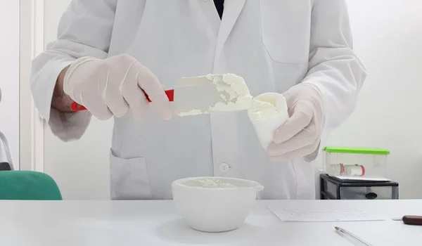 Виготовлення крему в аптечній лабораторії — стокове фото