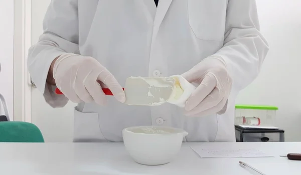 Att göra en kräm i apoteks laboratoriet — Stockfoto
