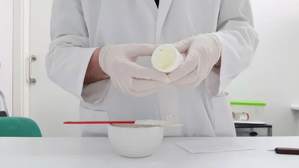 Eczane laboratuvarında krem yapma