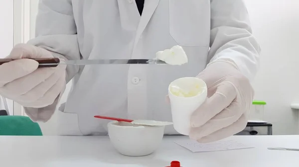 Het maken van een crème in de apotheek laboratorium — Stockfoto