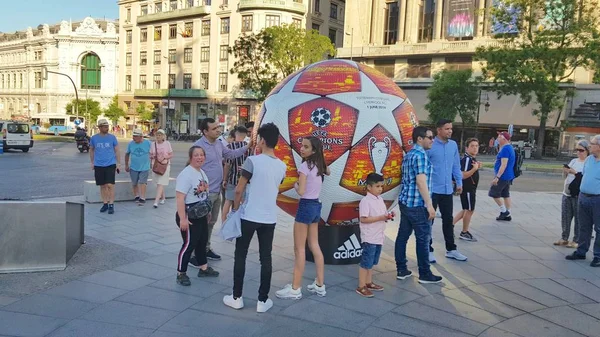 Balón gigante de la Liga de Campeones en Gran Vía — Foto de Stock