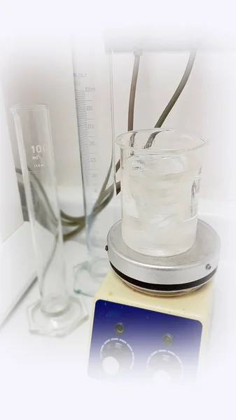 Material de vidro e agitador magnético — Fotografia de Stock